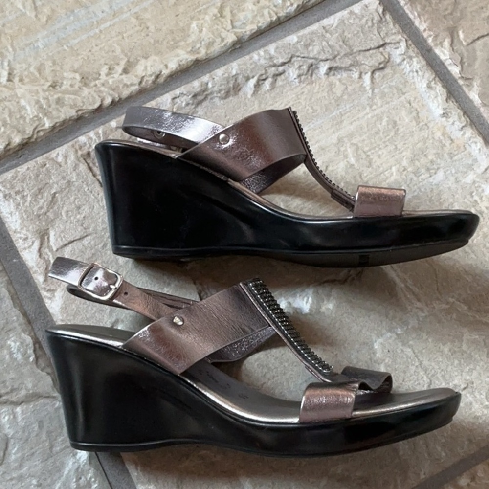 Italian Shoemakers Metallic Sandals with Black Accents - Picture 5 of 8